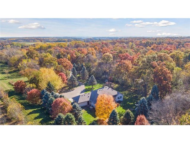 582 Country Oaks Lane, River Falls, WI 54022