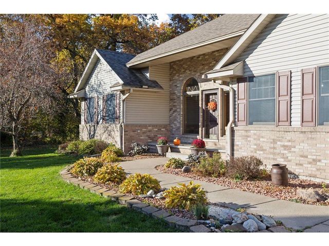 582 Country Oaks Lane, River Falls, WI 54022