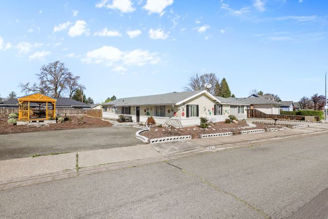 2987 Delta Waters Road, Medford, OR 97504