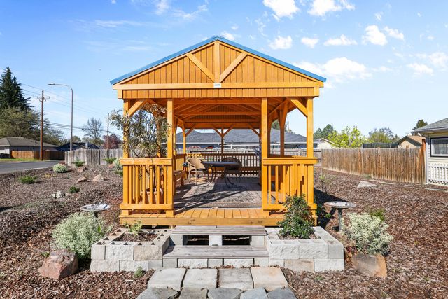 2987 Delta Waters Road, Medford, OR 97504