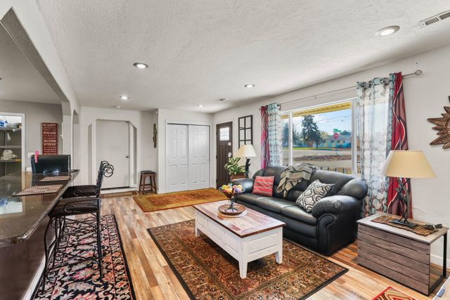 2987 Delta Waters Road, Medford, OR 97504