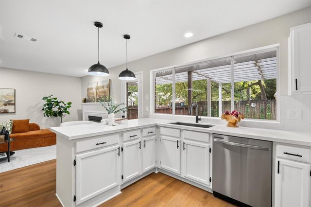 3 Still Corner Place, The Woodlands, TX 77381