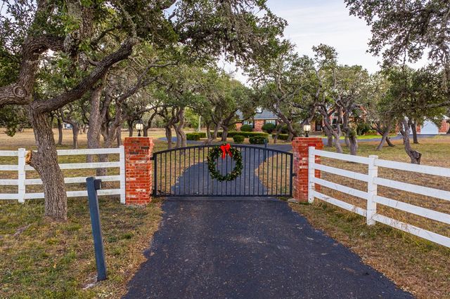 125 Grady Lane, Kerrville, TX 78028