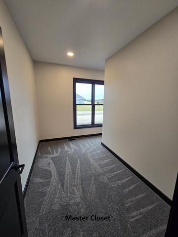 S64W22860 Garrett DRIVE, Waukesha, WI 53189