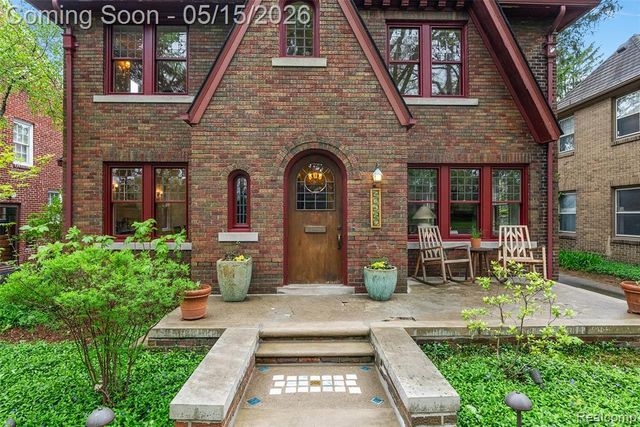 26329 York Road, Huntington Woods, MI 48070