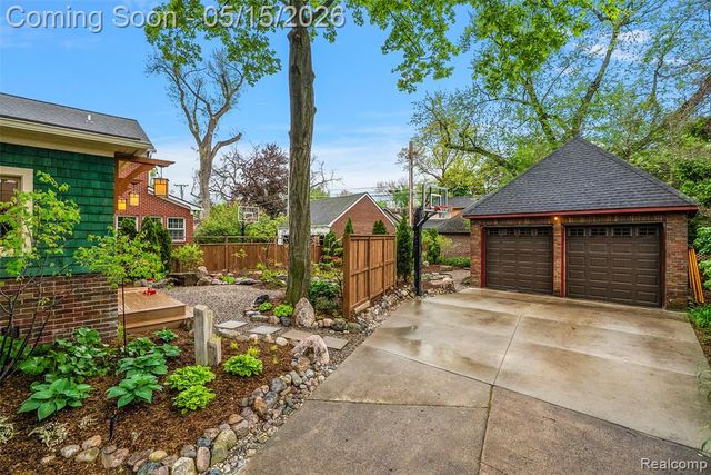26329 York Road, Huntington Woods, MI 48070