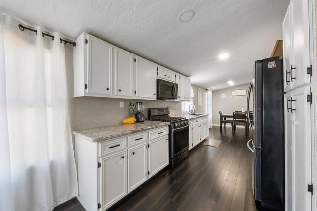 20220 Plaza Circle, Crosby, TX 77532