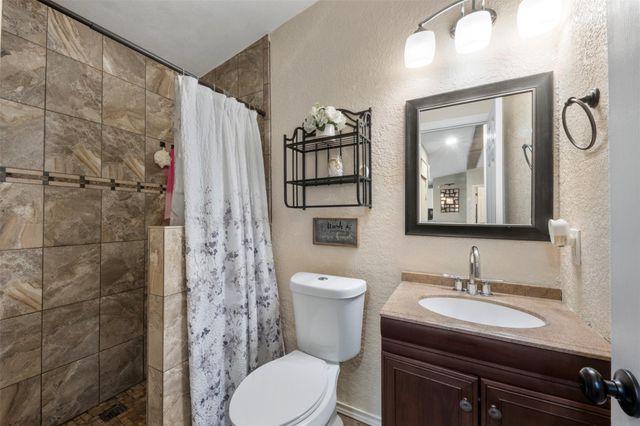 20220 Plaza Circle, Crosby, TX 77532