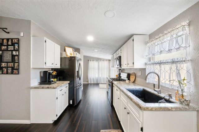 20220 Plaza Circle, Crosby, TX 77532