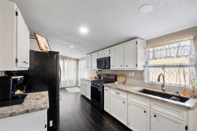 20220 Plaza Circle, Crosby, TX 77532