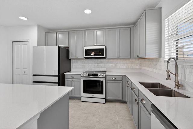 124 PINEYWOODS STREET, St Cloud, FL 34771