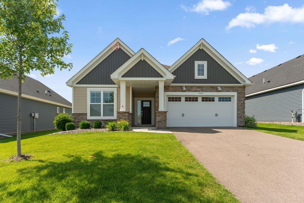 7609 Upper 38th Street N, Oakdale, MN 55128