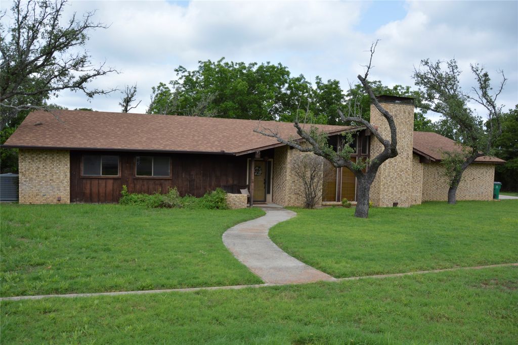 1807 N Horton, Goldthwaite, TX 76844