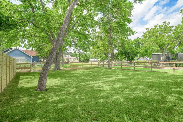 741 Pecan Street, New Ulm, TX 78950