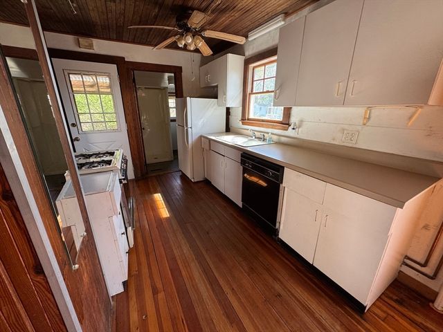40 Rockaway Avenue, Hull, MA 02045