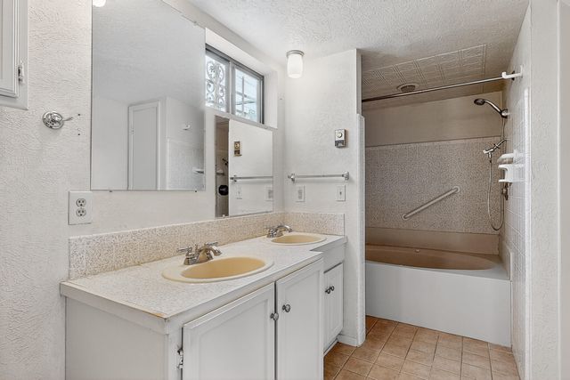 700 Manzano Street NE, Albuquerque, NM 87110