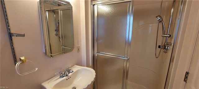 99 W Rexford DR, Newport News, VA 23608