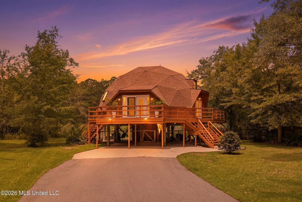 9017 W Simmons Circle, Ocean Springs, MS 39564