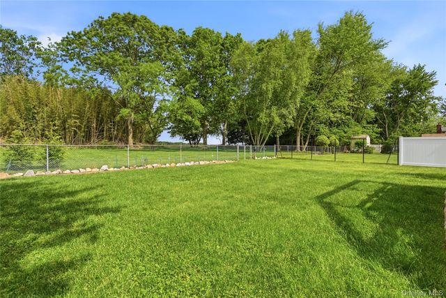 35 Randall Road, Shoreham, NY 11786