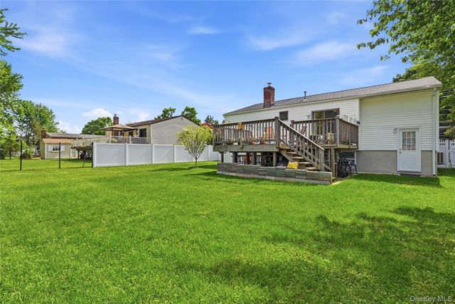35 Randall Road, Shoreham, NY 11786