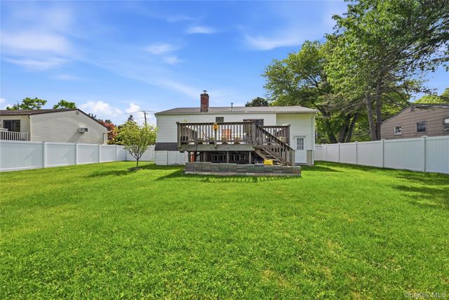 35 Randall Road, Shoreham, NY 11786
