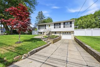 35 Randall Road, Shoreham, NY 11786