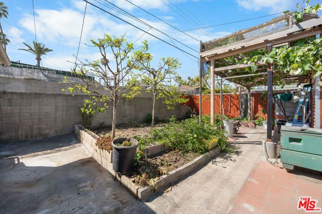 3941 2nd Avenue, Los Angeles, CA 90008