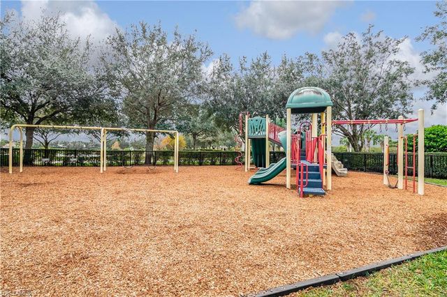 2022 Fairmont LN, Naples, FL 34120