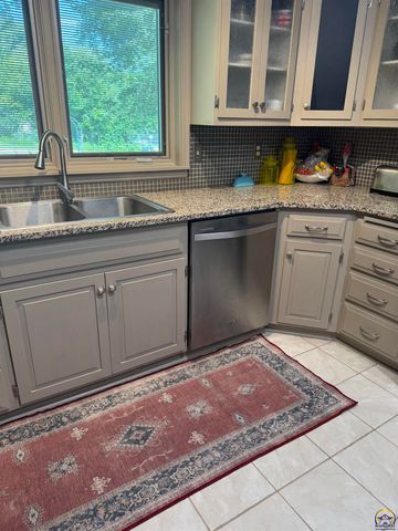 3536 SW Avalon LN, Topeka, KS 66604