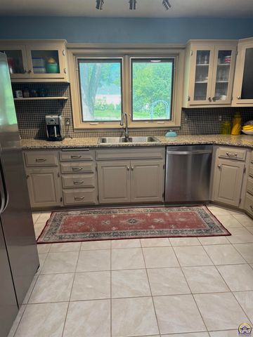 3536 SW Avalon LN, Topeka, KS 66604