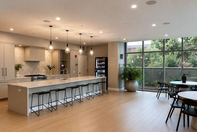 3740 N Halsted Street 914, Chicago, IL 60613