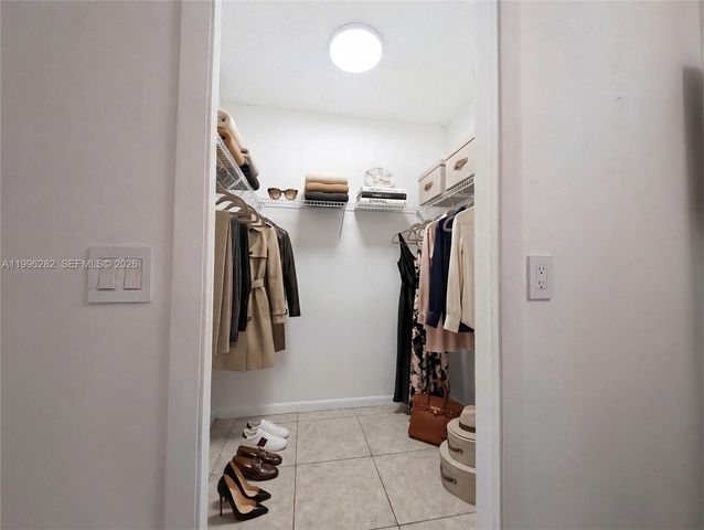 310 Lakeview Dr 105, Weston, FL 33326