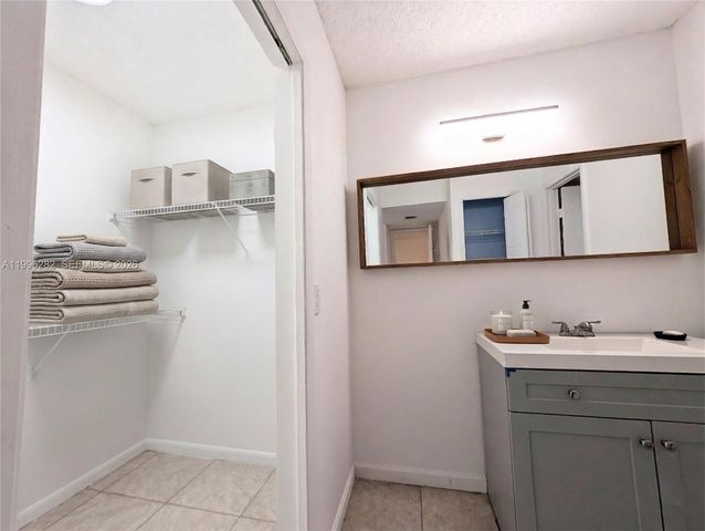 310 Lakeview Dr 105, Weston, FL 33326