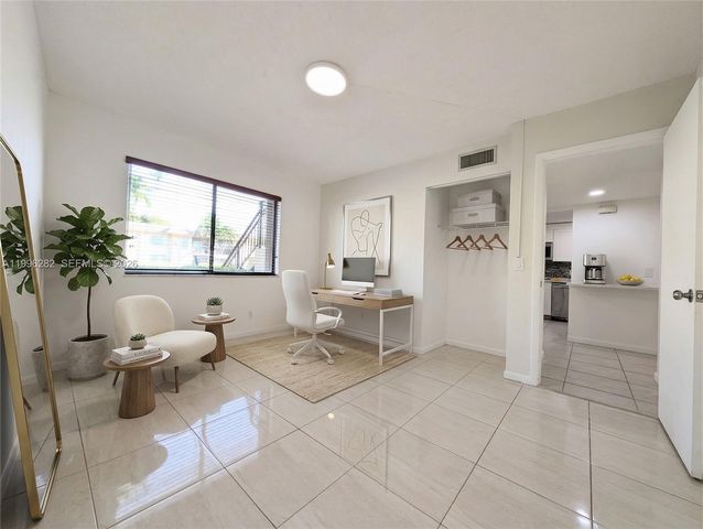 310 Lakeview Dr 105, Weston, FL 33326