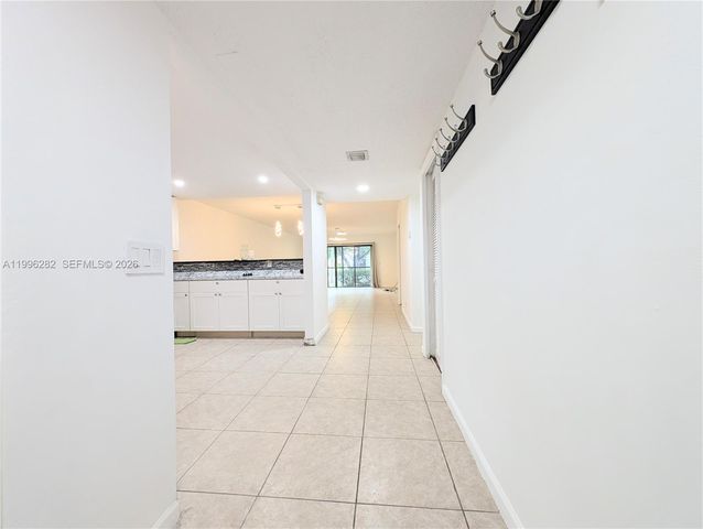 310 Lakeview Dr 105, Weston, FL 33326