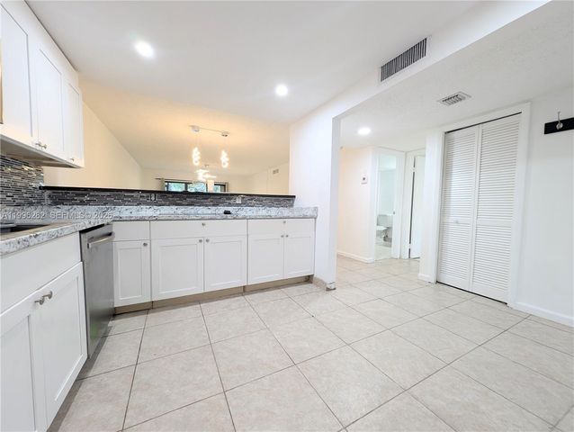 310 Lakeview Dr 105, Weston, FL 33326