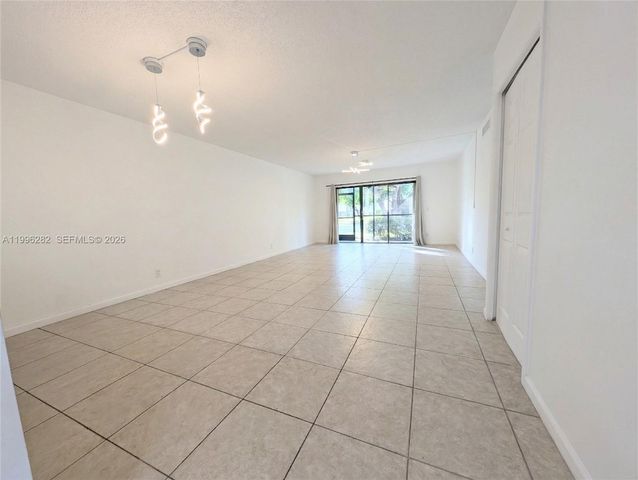 310 Lakeview Dr 105, Weston, FL 33326