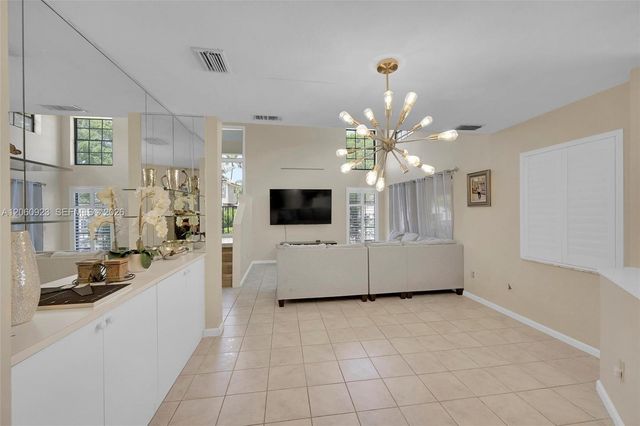 362 Prestwick Cir 3, Palm Beach Gardens, FL 33418