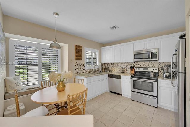 362 Prestwick Cir 3, Palm Beach Gardens, FL 33418