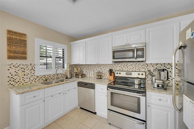 362 Prestwick Cir 3, Palm Beach Gardens, FL 33418