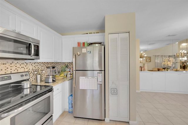 362 Prestwick Cir 3, Palm Beach Gardens, FL 33418