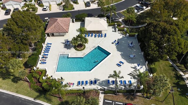 362 Prestwick Cir 3, Palm Beach Gardens, FL 33418