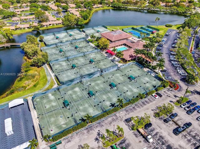 362 Prestwick Cir 3, Palm Beach Gardens, FL 33418