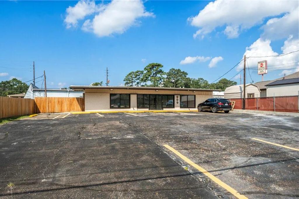909 Houston Street, Conroe, TX 77301