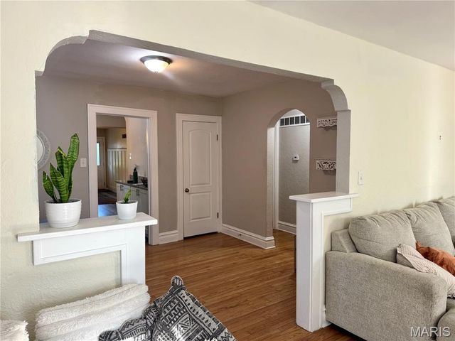 2480 Hartland Avenue, St Louis, MO 63114