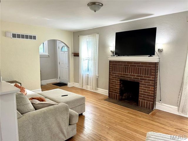 2480 Hartland Avenue, St Louis, MO 63114