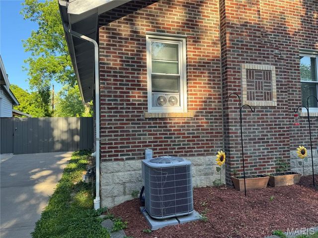 2480 Hartland Avenue, St Louis, MO 63114