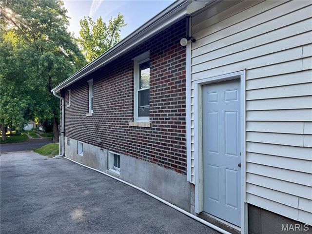 2480 Hartland Avenue, St Louis, MO 63114