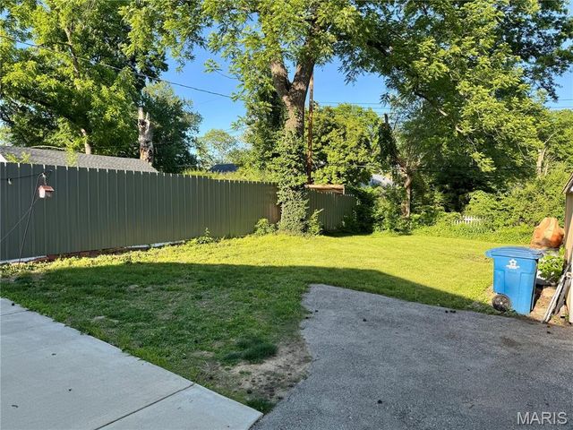 2480 Hartland Avenue, St Louis, MO 63114
