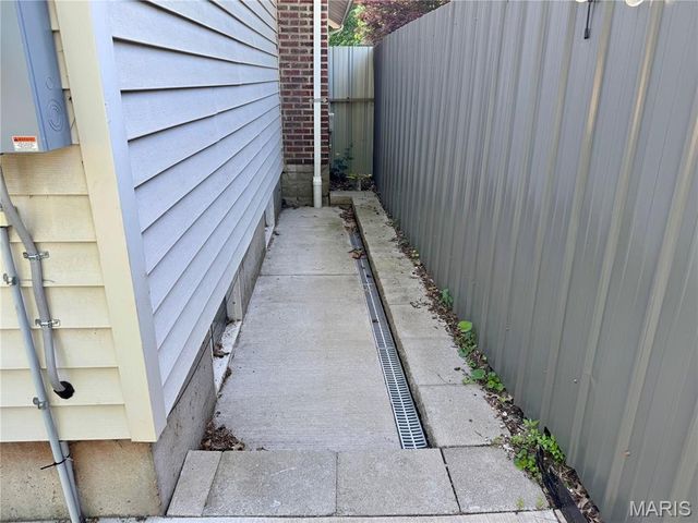 2480 Hartland Avenue, St Louis, MO 63114